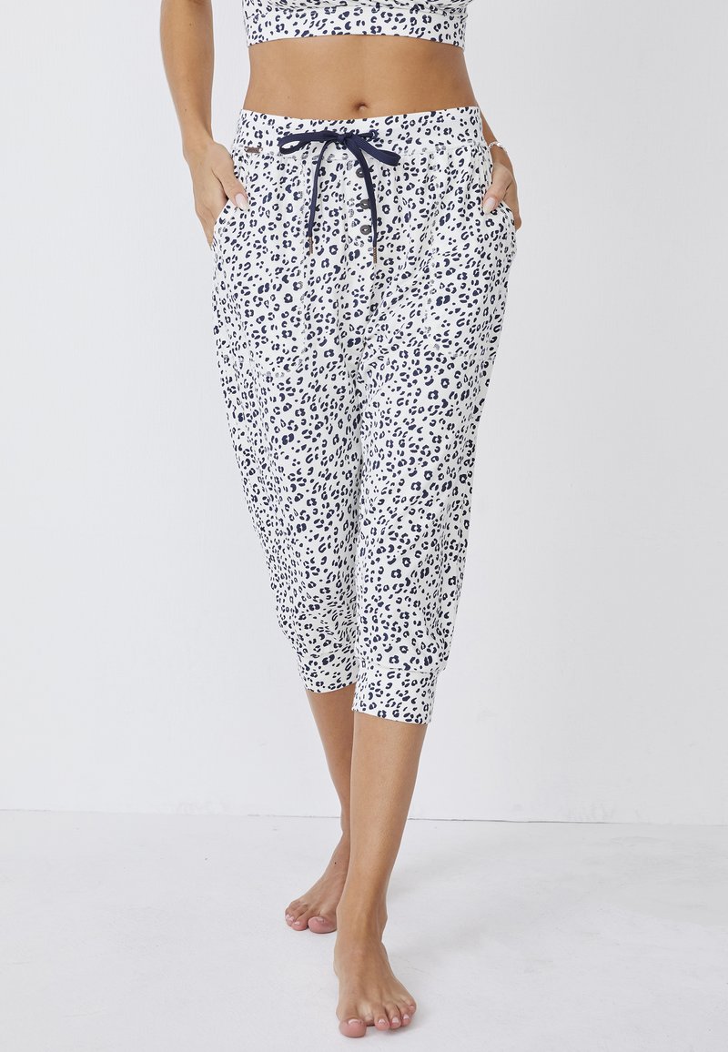 Pantaloni cropped con stampa leopardata in bianco e macchie navy; vita con cordoncino; tasche laterali; tessuto morbido e leggero.