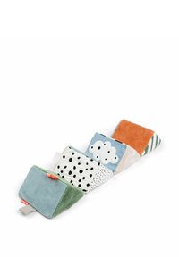 Texturerade tygblock i mjuka pastellfärger, med mönster som prickar och ränder, samt ett moln-design i ljusblått och orange accenter.