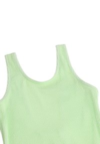 Lys grønn ermeløs ribbestrikket tanktop med rund hals, isolert på en hvit bakgrunn.