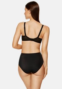 Czarny zestaw bielizny składający się z semi-przezroczystego biustonosza z regulowanymi ramiączkami oraz majtek o wysokim stanie. Gładki materiał bez widocznych wzorów.