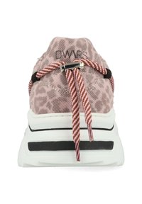 Lichtroze sneaker met een gestructureerde bovenkant, voorzien van een luipaardprintpatroon, zwarte accenten en gestreepte veters die zijn vastgezet met een metalen sluiting.