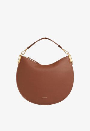 Sac à main en cuir marron avec une silhouette courbée, accents en métal doré, une courte anse et un extérieur texturé. Logo embossé sur le fond.
