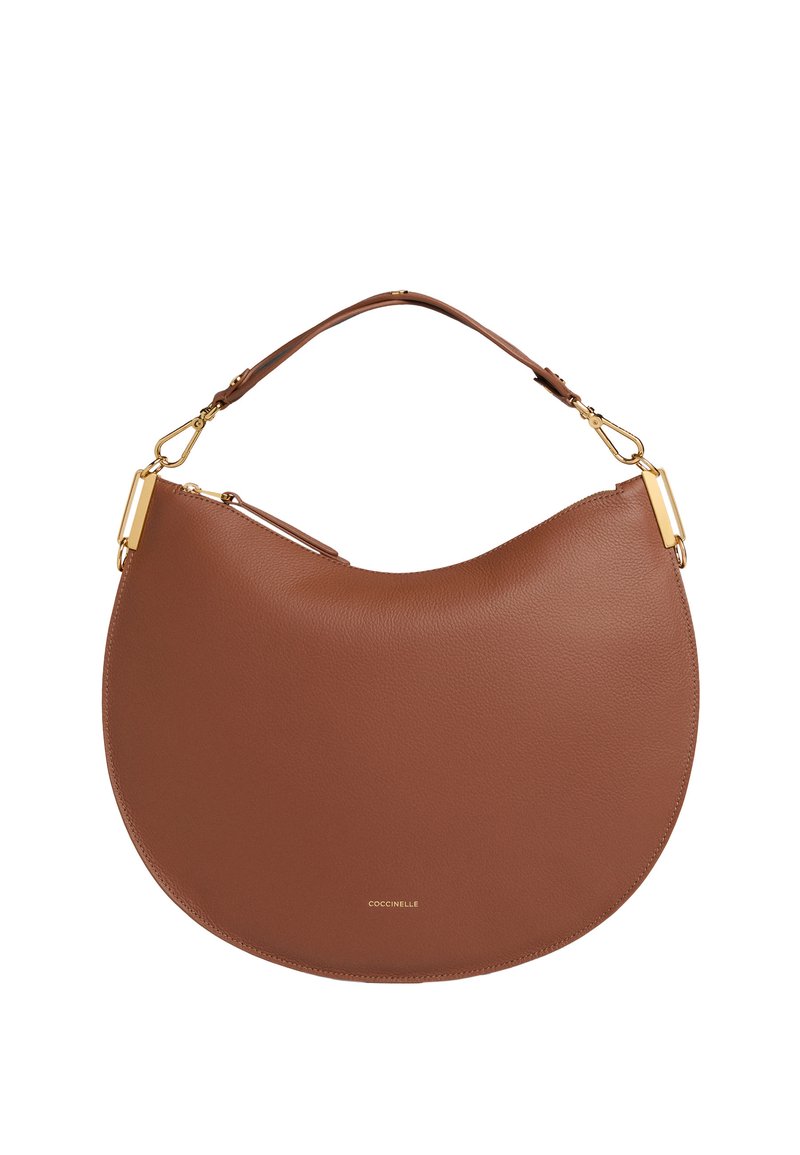 Borsa in pelle marrone con silhouette curva, dettagli in metallo dorato, manico corto e superficie testurizzata. Logo impresso sul fondo.