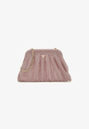 Sac de soirée métallique rose avec un design froncé, une chaîne en or, et un accent de logo triangulaire à l'avant, mettant en valeur une surface texturée.