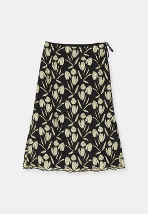 Czarna spódnica z kwiatowym wzorem w jasnozielone tulipany, z falbaniastym dołem i sznurkiem w talii. Tekstura wydaje się lekko strukturalna.