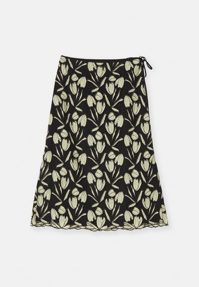 Μαύρη φούστα με λουλουδάτο σχέδιο από ανοιχτό πράσινο τουλίπες, με σα scalloped στρίφωμα και κορδόνι στη μέση. Η υφή φαίνεται ελαφρώς υφέσια.