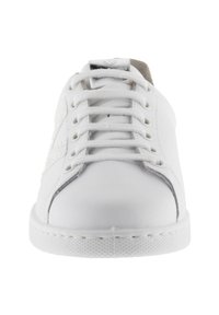 Zapatilla blanca de cuero con un panel texturizado en el lateral, puntera redonda, diseño con cordones y una suela de goma con detalles de costura.