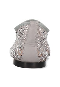 Vista posterior de un zapato gris claro con un diseño perforado y acentos brillantes, ribetes de cuero y una suela plana negra.