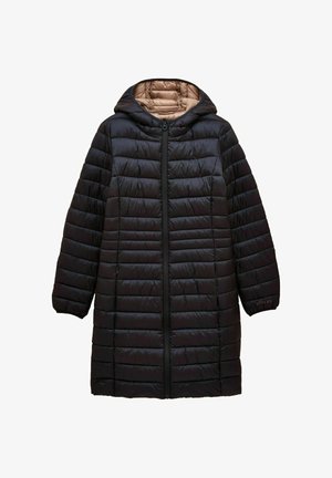 Mustakateeritud pufferjope, millel on kapuuts, ees tõmblukk ja helesinine sisekate, mõeldud külma ilma jaoks.