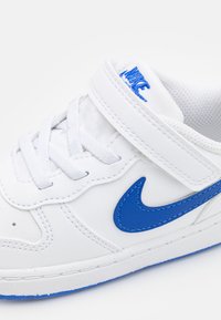 Nike Sportswear COURT BOROUGH LOW RECRAFT UNISEX - Tenisice - white/hyper royal