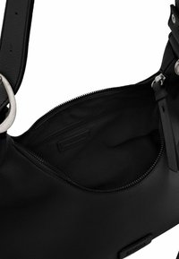 Borsa in pelle nera con una texture liscia, dotata di chiusura a zip, accessori in argento e una tasca interna per l'organizzazione.
