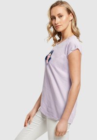 Merchcode FRIDA KAHLO SQUARE EXTENDED SHOULDER TEE - T-shirts print - lilac