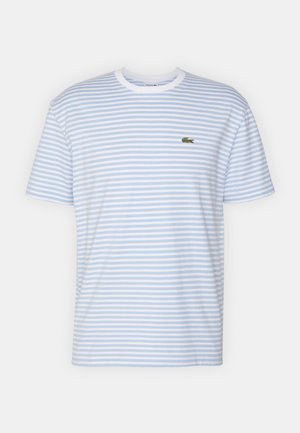 T-shirt à manches courtes rayé blanc et bleu clair en coton, avec un petit logo vert Lacoste sur la poitrine gauche.