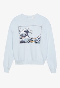 Sudadera de color azul claro con mangas largas, que presenta una impresión gráfica de una ilustración de una ola, bordeada por un marco rectangular. Textura suave.