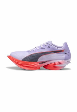 Chaussure de course Puma violet clair avec une semelle épaisse rouge vif, logo Puma noir sur le côté et inscription « Nitro Elite » sur la semelle intermédiaire.