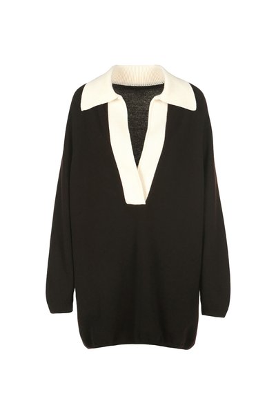 Čierny sveter s hlbokým V-výstrihom a kontrastným bielym rebrovaným golierom. Má dlhé rukávy a voľný strih. Mäkká štruktúra.