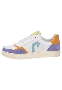 Baskets blanches avec des accents en daim violet, orange et bleu, des panneaux en cuir perforé, des lacets blancs et une semelle beige.