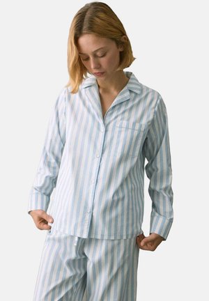 Set di pigiama in cotone a righe blu chiaro e bianche, composto da una camicia con bottoni, tasca e maniche lunghe, abbinata a pantaloni coordinati.