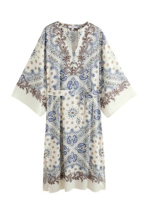 Hvid kimono-stil kjole med brede ærmer, blå og brune paisley blomsterprint, V-hals og et matchende stofbælte i taljen.