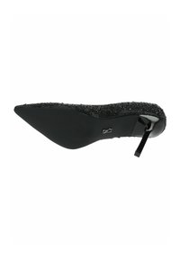 Zapato negro de tacón alto con punta afilada, parte superior texturizada y tacón brillante. Cuenta con una pequeña correa en el tobillo y suela de goma.