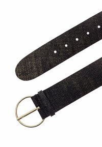 Svart herringbone-mönstrad tygbälte med metallisk silverspänne, med en slät textur och flera justeringshål.