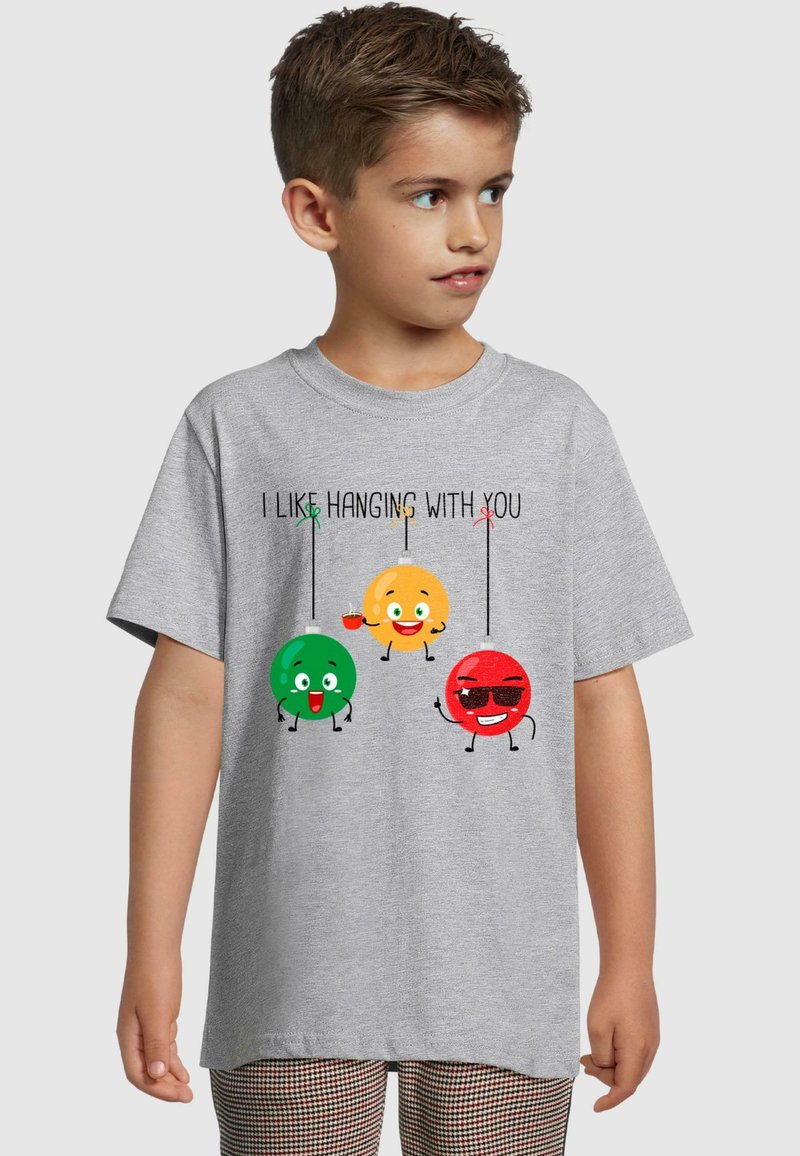 Grå bomuld t-shirt med korte ærmer, der viser tre tegneserie-frugtfigurer i grøn, gul og rød med teksten "JEG KAN GODT LIDE AT HÆNGE UD MED DIG."