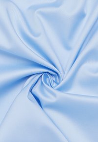 Tessuto di raso blu chiaro con una superficie liscia e lucida, elegantemente attorcigliato al centro, che mette in mostra morbidi drappeggi fluenti e un colore uniforme.