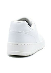 Baskets en cuir blanc avec une texture lisse, une forme arrondie, un col rembourré, et une semelle en caoutchouc avec des motifs de bande de roulement horizontaux.