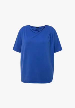 Blauwe top met korte mouwen, een ronde hals en zachte stof. Het heeft een drapering aan de voorkant en een ontspannen silhouet.