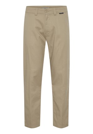 Khaki chinos no kokvilnas, ar taisnu piegriezumu, jostas cilpām, frontālām kabatām un minimālistisku logo akcentu tuvumā jostasvietai.