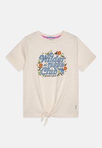 Beige bomulds T-shirt med korte ærmer, der har et blåt grafisk design med teksten "Wilderness Club" og blomsterdetaljer. Knytning nederst.