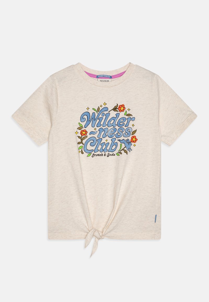 Beige Baumwoll-T-Shirt mit kurzen Ärmeln, das ein blaues Grafikdesign mit der Aufschrift "Wilderness Club" und floralen Akzenten zeigt. Knoten-Detail am Saum.