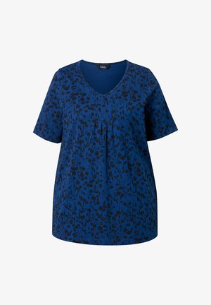 Blauwe blouse met korte mouwen, zwarte bloemenprint, V-hals en plooi-details aan de voorkant.