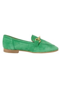 Groene suède platte schoen met een spitse neus, voorzien van een goudkleurige accent en een lage gestapelde hak. Glad textuur en casual ontwerp.