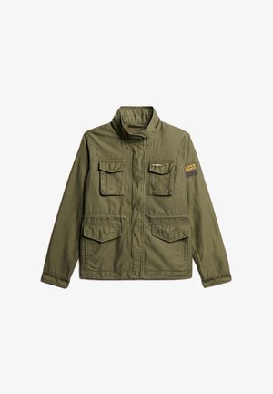 Olivengrøn jakke lavet af vævet stof med ståkrave, fire forlommer og en lap på venstre ærme. Karakteristiske sømme er synlige.