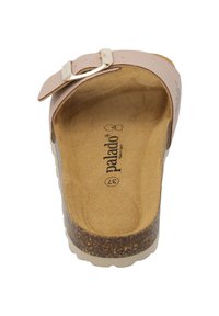 Lichtroze kurken voetbed sandaal met een verstelbare band met een metallic gesp, een gestructureerde binnenzool en een bruine kurken buitenzool.