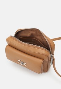 Calvin Klein RE-LOCK CAMERA BAG FLAP - Umhängetasche - lion