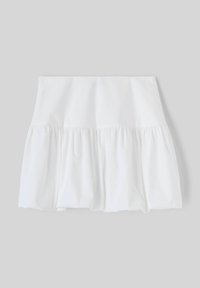 Jupe en coton blanc avec un design de volants froncés à l'ourlet. Texture lisse, longueur genoux et taille élastique. Simple et polyvalente.