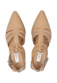 Beige Ballerinas mit spitz zulaufender Schuhspitze, silbernen Nieten und mehreren Riemen. Aus Leder gefertigt mit einer glatten Textur und einem Schnallenverschluss an der Seite.