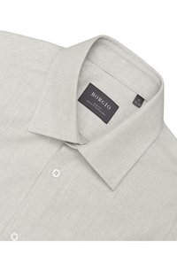 Jasnoszara koszula z długim rękawem o dopasowanym kroju, z wyraźnym kołnierzykiem oraz tkaniną o miękkiej i lekko tkanej strukturze.