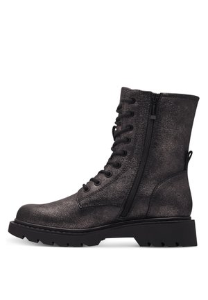 Botte de combat en cuir texturé noir avec devant à lacets, fermeture éclair latérale et semelle en caoutchouc épaisse avec motif de bande de roulement.