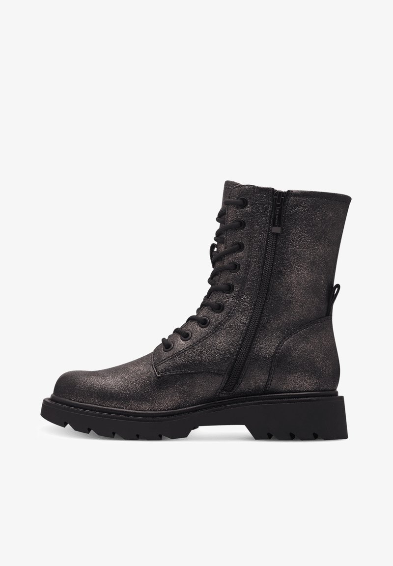 Botte de combat en cuir texturé noir avec devant à lacets, fermeture éclair latérale et semelle en caoutchouc épaisse avec motif de bande de roulement.