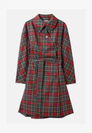 Cappotto a quadri rosso e grigio con colletto, maniche lunghe, due bottoni, una cintura e tasche. Il tessuto ha una consistenza liscia con un motivo a scacchi.