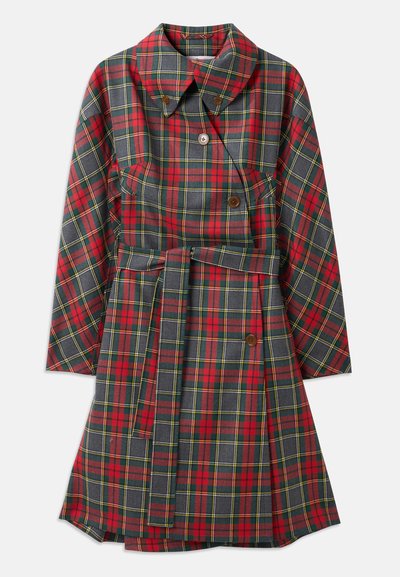 Cappotto a quadri rosso e grigio con colletto, maniche lunghe, due bottoni, una cintura e tasche. Il tessuto ha una consistenza liscia con un motivo a scacchi.