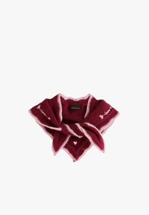 Bordeauxrode en roze gebreide sjaal met hertdetail en het woord "love" met pijlen geborduurd aan beide uiteinden.