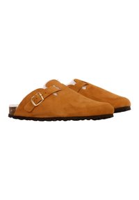Brune ruskind slip-on hjemmesko med for af kunstpels, rund tå og justerbar spænde detalje på siden. Gummi ydersål for bedre greb.