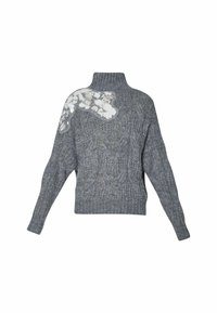 Grauer Strickpullover mit hohem Kragen, der ein strukturiertes Muster und einen Paillettenakzent an einer Schulter aufweist. Lange, weite Ärmel mit geripptem Saum.