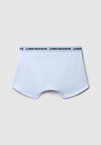 Jasnoniebieskie slipy męskie z szarym pasem, na którym powtarza się czarny napis "UNKNOWN" na neutralnym tle.
