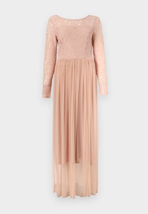 Długa, różowa sukienka z tiulem, z koronkowym gorsetem i rękawami, z plisowanym, przezroczystym dołem sięgającym podłoża.