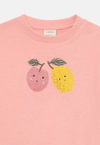 Rosa hettegenser med rund hals som har broderte design av eple og sitron. Eplet er rosa, mens sitronen er gul med teksturerte detaljer.